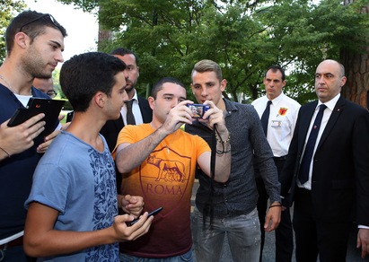 Digne, visite mediche e selfie con i tifosi a Villa Stuart