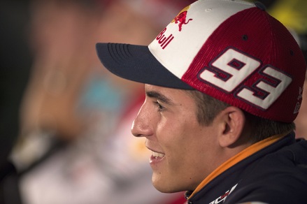 MotoGP Silverstone, Marquez non teme il freddo, subito in testa