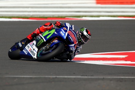 MotoGP Silverstone, Lorenzo domina le FP2, Rossi solo 10°