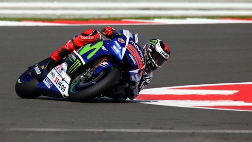 MotoGP Silverstone, Lorenzo domina le FP2, Rossi solo 10°