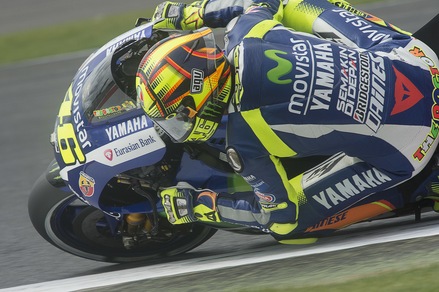 MotoGP piove a Silverstone: Rossi 1° nel WP