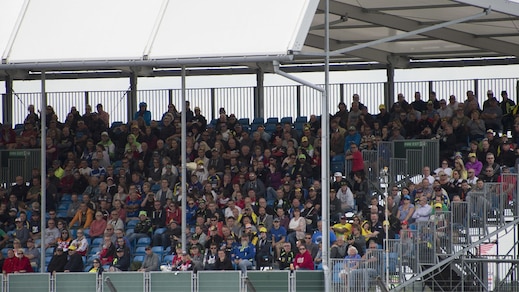 MotoGp, la pioggia ritarda la partenza