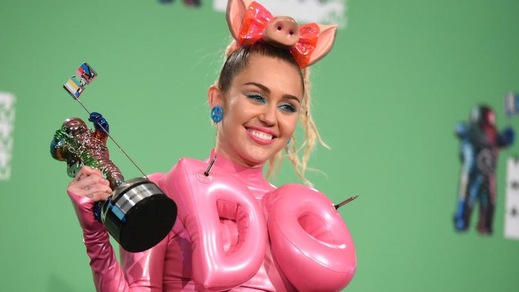 Miley Cyrus, ma come ti vesti? Che show agli Mtv Awards!