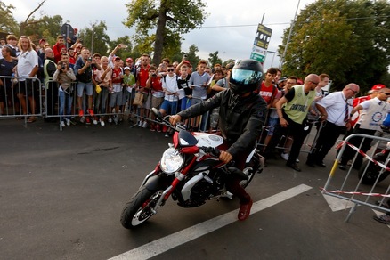 Hamilton a Monza con la… MV Agusta