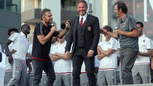 Milan, «Chi non salta è nerazzurro». E Mihajlovic salta con i tifosi