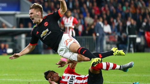 PSV Eindhoven-Manchester United, terribile infortunio per Luke Shaw