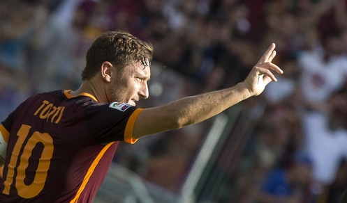 Roma, Totti resta in campo: «Finché tiene il fisico, continuo»