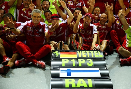 Vettel, vittoria al bacio a Singapore