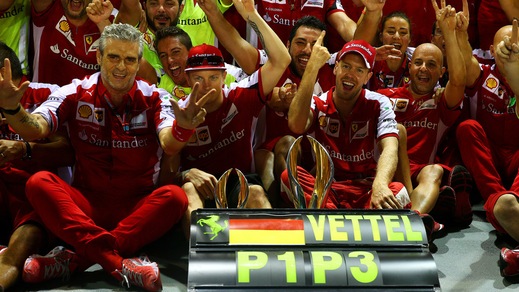 Vettel, vittoria al bacio a Singapore