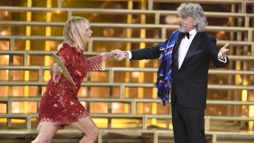 Ferrero show, balla sul palco con Simona Ventura