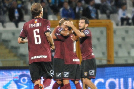 La Salernitana soffre in dieci, punto d'oro a Pescara