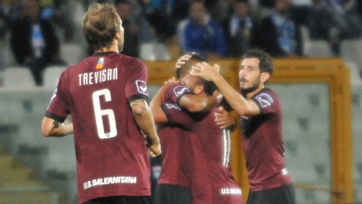 La Salernitana soffre in dieci, punto d'oro a Pescara