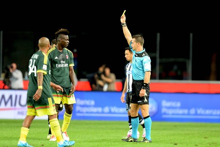 Milan, Balotelli rischia il rosso. Proteste dell'Udinese