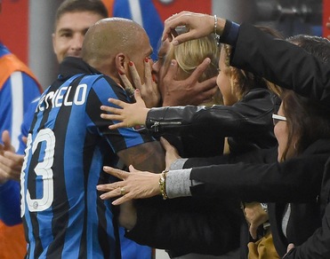 Felipe Melo ha il cuore tenero: segna e bacia la moglie