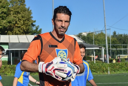 Giovani sfidano Buffon: in porta per la prevenzione