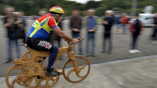Record del mondo con la bici di legno