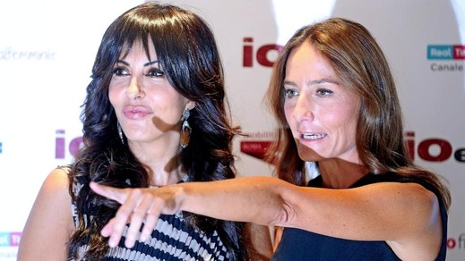 Ferilli in bianco e nero, l'abito è psichedelico