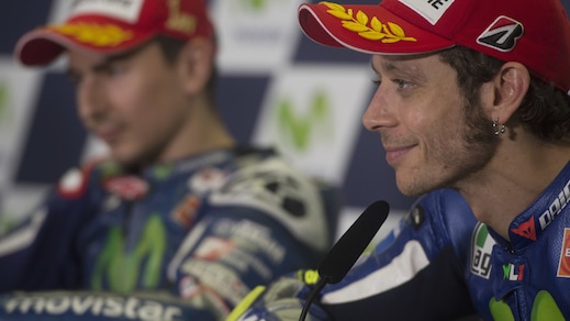 MotoGp, Rossi cade ad Aragon: solo una sbucciatura