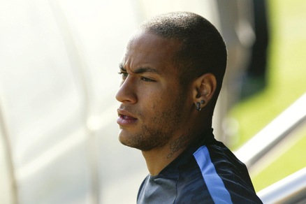 Neymar che look: addio cresta, è rasato!