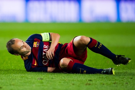 Barcellona, out anche Iniesta: "Un mese di stop"