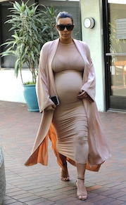 Kim Kardashian, dolce attesa hot: trasparenze e abito a rete