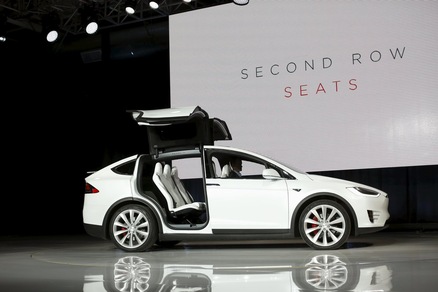 Tesla Model X, svelato il SUV elettrico