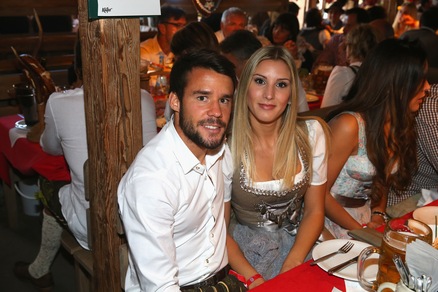 Il Bayern brinda all'Oktoberfest: che show con le wags!