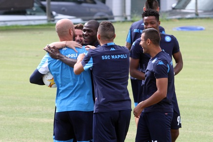 Napoli verso Varsavia, che abbracci in allenamento!