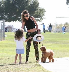 Miranda Kerr, sexy mamma al parco