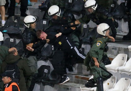 Paok-Dortmund, duri scontri tra tifosi tedeschi e polizia