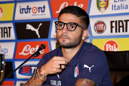 Insigne, che look in conferenza stampa