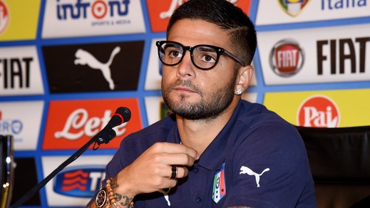 Insigne, che look in conferenza stampa
