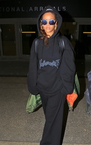 Le foto dello sbarco hip hop di Rihanna all'aeroporto di Los Angeles