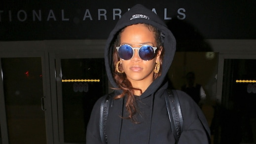 Le foto dello sbarco hip hop di Rihanna all'aeroporto di Los Angeles