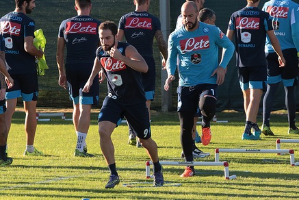 Il Napoli torna in campo. Higuain già carico per la Fiorentina
