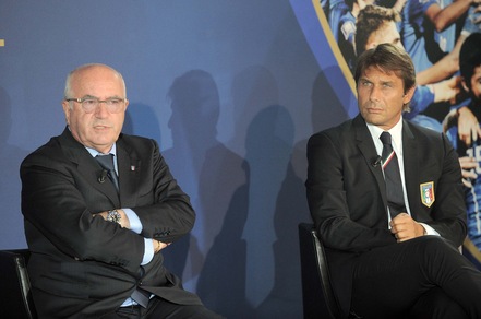 Tavecchio: «Pronti a prolungare il contratto a Conte di 2 anni»