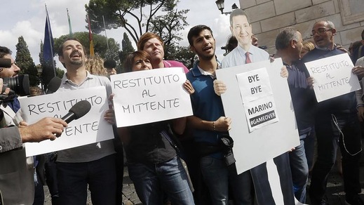 Marino, che folla al Campidoglio per le probabili dimissioni del Sindaco