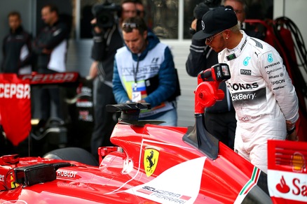 F1, Hamilton secondo ma studia la Ferrari: Rosberg in pole
