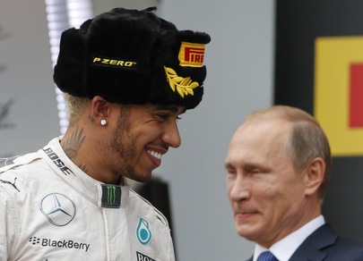 Hamilton con Putin e colbacco: che podio in Russia!