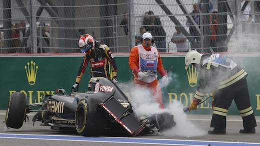 F1, Gp Sochi: gran botto per Grosjean, pilota illeso