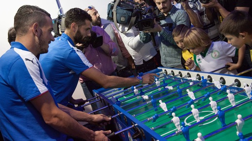 Florenzi-Candreva, sfida a calcio balilla