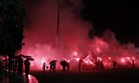 Albania, Cana in lacrime. Festa a Tirana e in Kosovo.