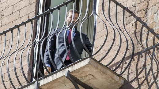 Marino, si affaccia dal Campidoglio nel giorno delle dimissioni