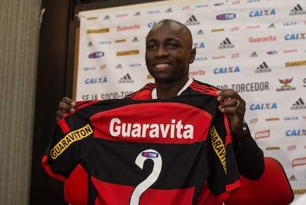 Armero beccato dalla moglie con due prostitute, il suocero lo bastona: ma arriva la smentita