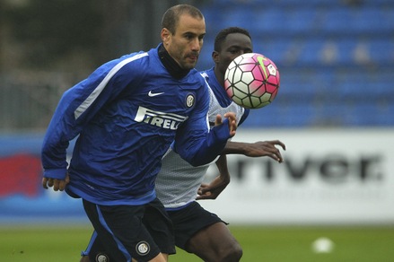 Inter, lavoro sotto la pioggia aspettando la Juve