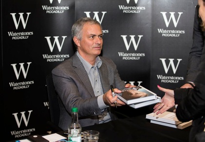 Mourinho, autografi e selfie alla presentazione del suo libro