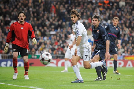 Raul si ritira. Col Real 323 gol, meglio solo CR7