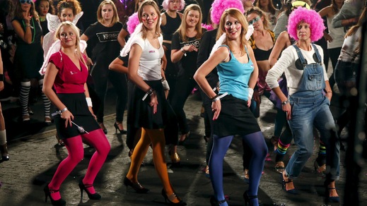 La corsa è sexy sui tacchi a spillo a Parigi