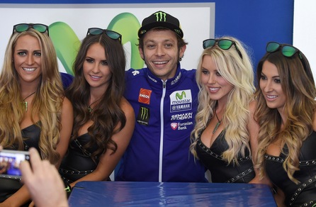 Rossi "distratto" dalle grid girls: è solo settimo nelle qualifiche