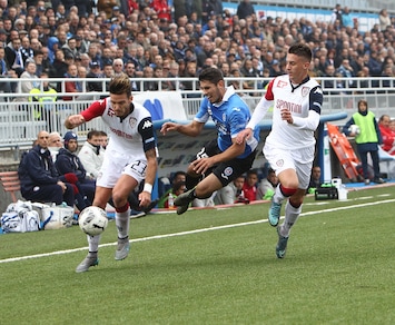 Il Cagliari perde col Novara e saluta la vetta